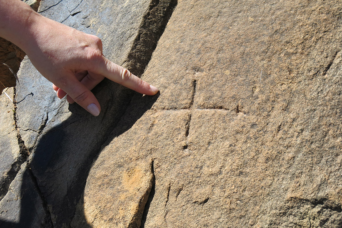 Grabado aislado en una roca a un lado de la carretera hacia Chercos Viejo Image