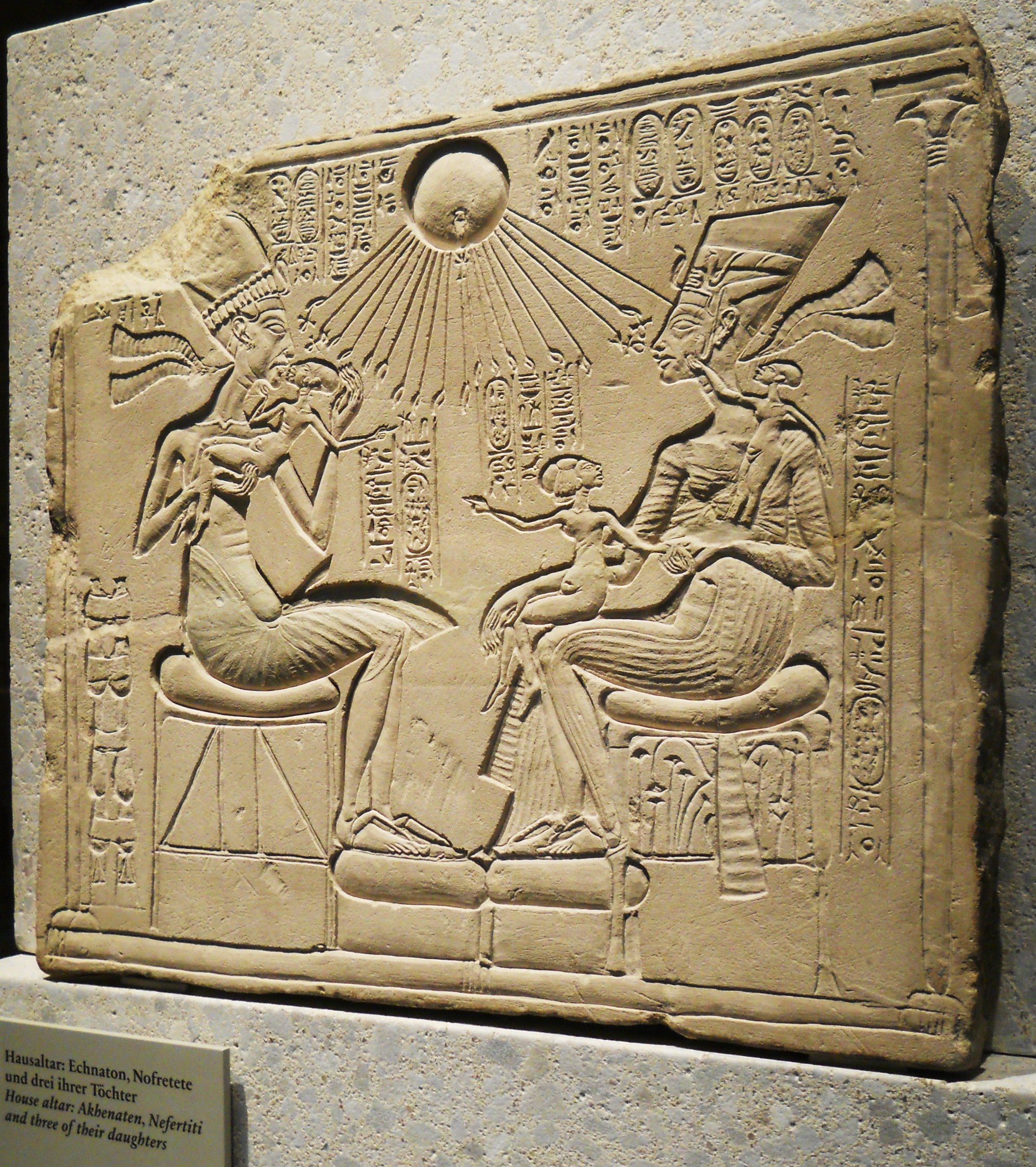 Estela en piedra caliza mostrando a Akenatón, Nefertiti y sus hijas, 1350 a. C. Arriba, el dios solar Atón Estela en piedra caliza mostrando a Akenatón, Nefertiti y sus hijas, 1350 a. C. Arriba, el dios solar Atón