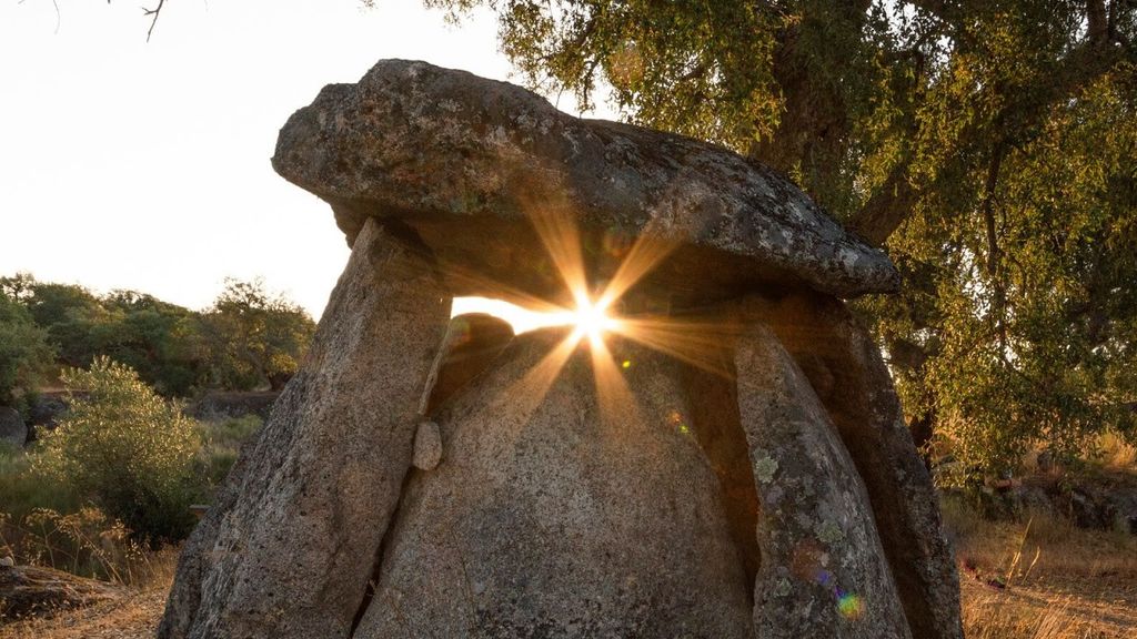 Dolmen de Lácara, Extremadura, durante el equinocio de primavera. Foto de Anais Pascual Dolmen de Lácara, Extremadura, durante el equinocio de primavera. Foto de Anais Pascual