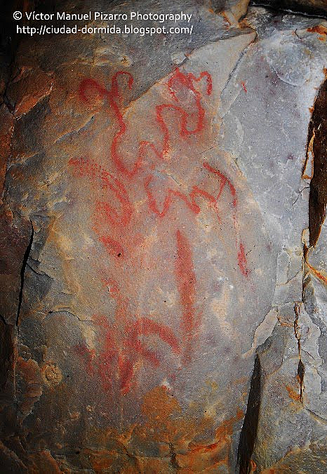 Signos lineales ELTAR en la Cueva de Los Cabritos, Sierra de Las Villuercas, Ibores, Jara Berzocana (Cáceres). Foto: Victor Manuel Pizarro (http://ciudaddormida.blogspot.com.es) Signos lineales ELTAR en la Cueva de Los Cabritos, Sierra de Las Villuercas, Ibores, Jara Berzocana (Cáceres). Foto: Victor Manuel Pizarro (http://ciudaddormida.blogspot.com.es)