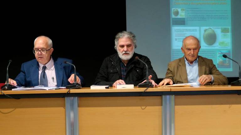 Rueda de prensa en la biblioteca municipal de Jaén. De izquierda a derecha Juan Manuel Molina, Georgeos Díaz-Montexano y Manuel Ochando Rueda de prensa en la biblioteca municipal de Jaén. De izquierda a derecha Juan Manuel Molina, Georgeos Díaz-Montexano y Manuel Ochando