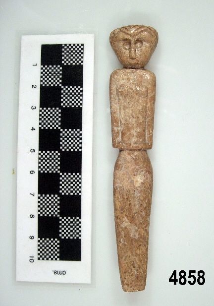 Ídolo de la Edad del Cobre con figura femenina hallado en Marroquíes Bajos. Fuente: juntadeandalucia.es Ídolo de la Edad del Cobre con figura femenina hallado en Marroquíes Bajos. Fuente: juntadeandalucia.es