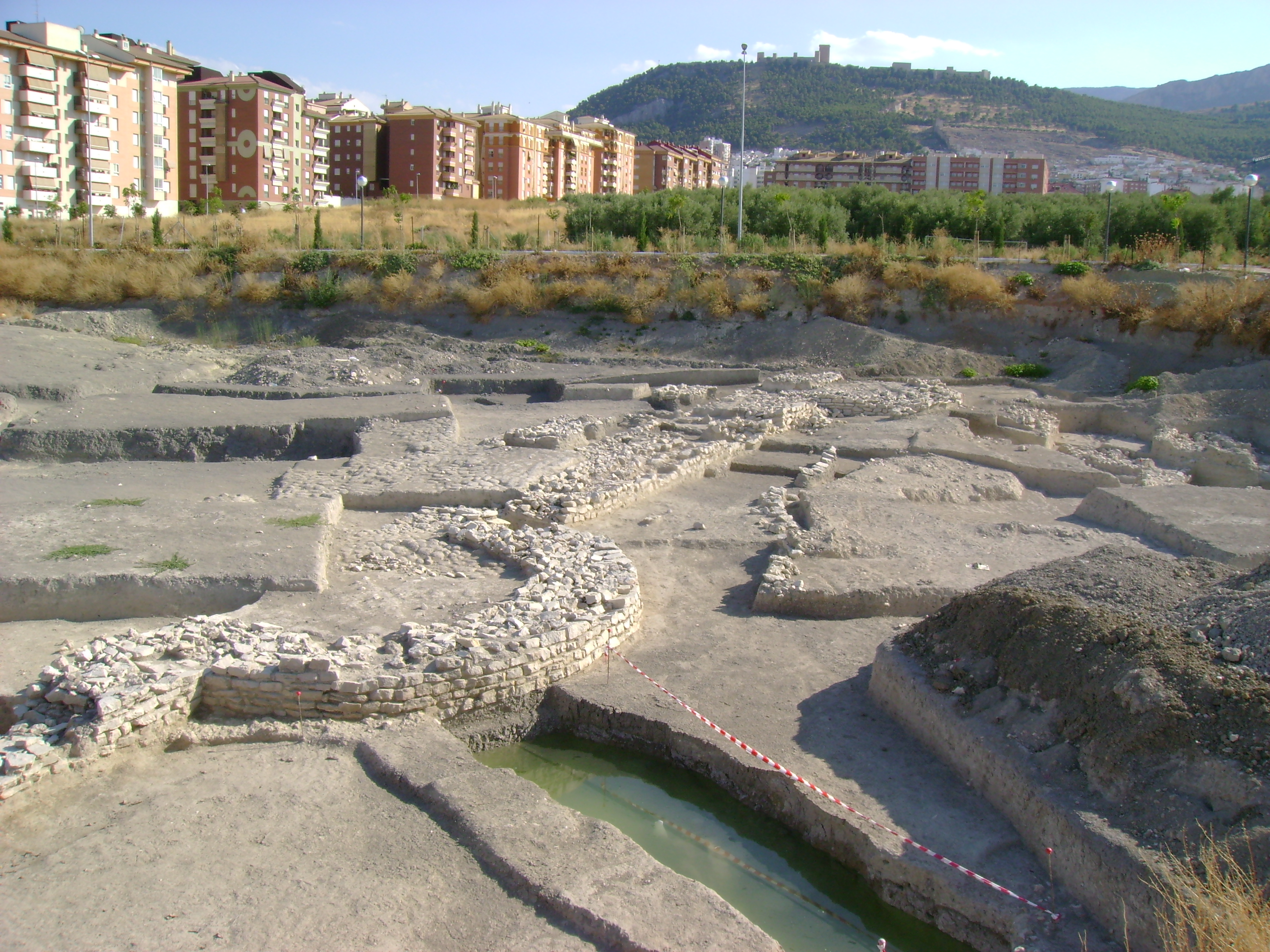 Muralla calcolítica de Marroquíes bajos con un amplio bastión defensivo. Fuente: Kordas Muralla calcolítica de Marroquíes bajos con un amplio bastión defensivo. Fuente: Kordas