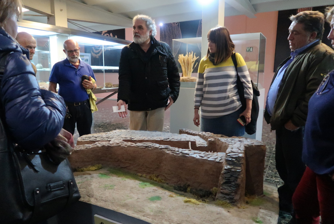 Georgeos nos explica la maqueta de una vivienda argárica. Museo arqueológico provincial de Jaén Georgeos nos explica la maqueta de una vivienda argárica
