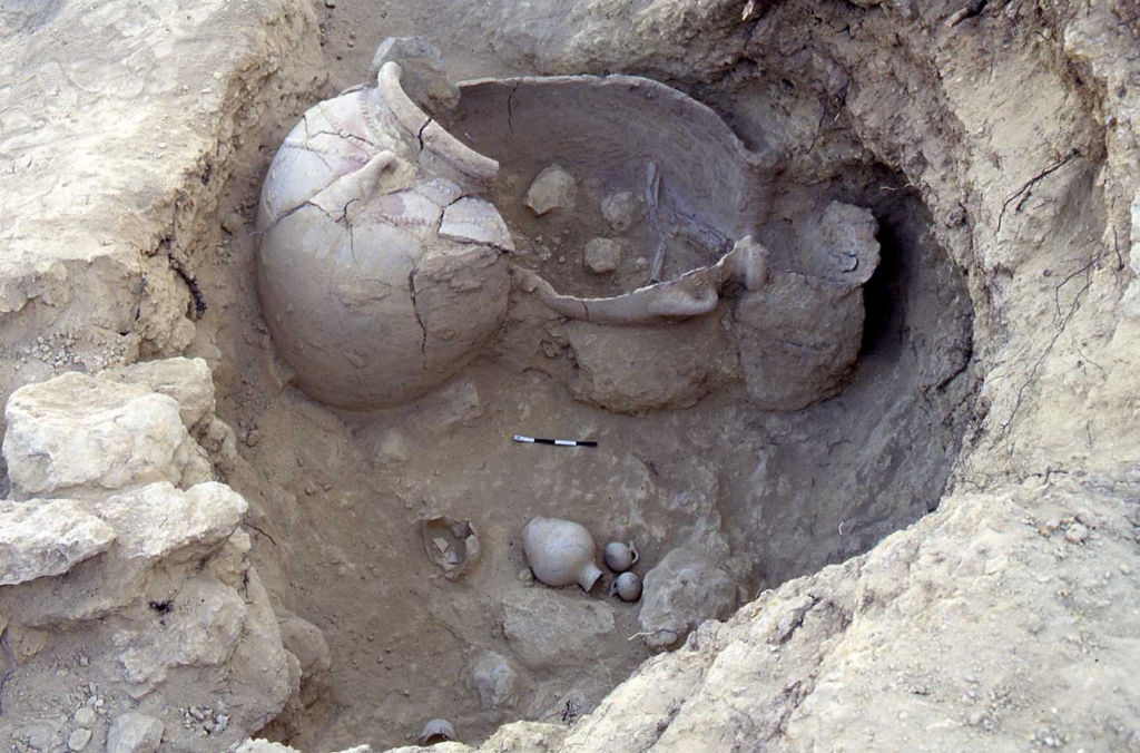 Enterramiento minoico en pithos, Limenaria (Creta), edad del bronce. www.mochlosarchaeologicalproject.org Enterramiento minoico en pithos, Limenaria (Creta), edad del bronce
