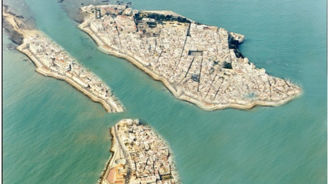 Vista de la tercera entrada o Canal de Puerto Chico, donde estaba el puerto, y que divide la isla de Kotinoussa en dos Vista de la tercera entrada o Canal de Puerto Chico, donde estaba el puerto, y que divide la isla de Kotinoussa en dos