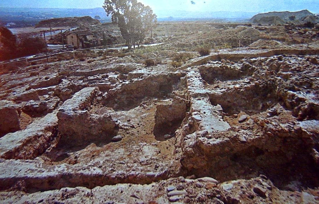 Excavación del Cerro de las Agüicas, cerca de la barriada de 'El Chuche', Benahadux. Al fondo la vía férrea y el valle del Andarax. Fuente: arqueolugares.blogspot.com Excavación del Cerro de las Agüicas, cerca de la barriada de 'El Chuche', Benahadux. Fuente: arqueolugares.blogspot.com