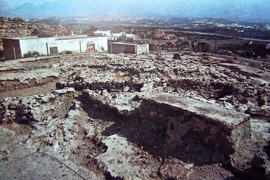 Excavación del Cerro de las Agüicas, cerca de la barriada de 'El Chuche', Benahadux. Al fondo a la izquierda parte del Cerro del Paredón. Fuente: arqueolugares.blogspot.com Excavación del Cerro de las Agüicas, cerca de la barriada de 'El Chuche', Benahadux. Fuente: arqueolugares.blogspot.com
