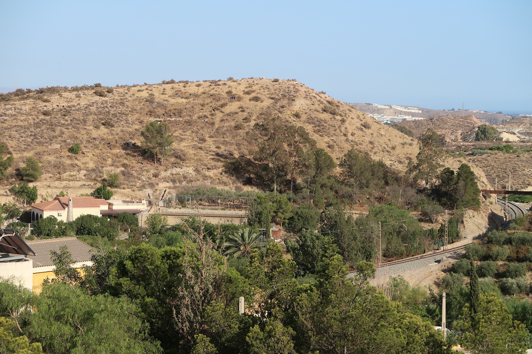 Vista del Cerro del Paredón desde los alrededores de El Chuche, a la derecha la vía férrea Vista del Cerro del Paredón desde los alrededores de El Chuche, a la derecha la vía férrea