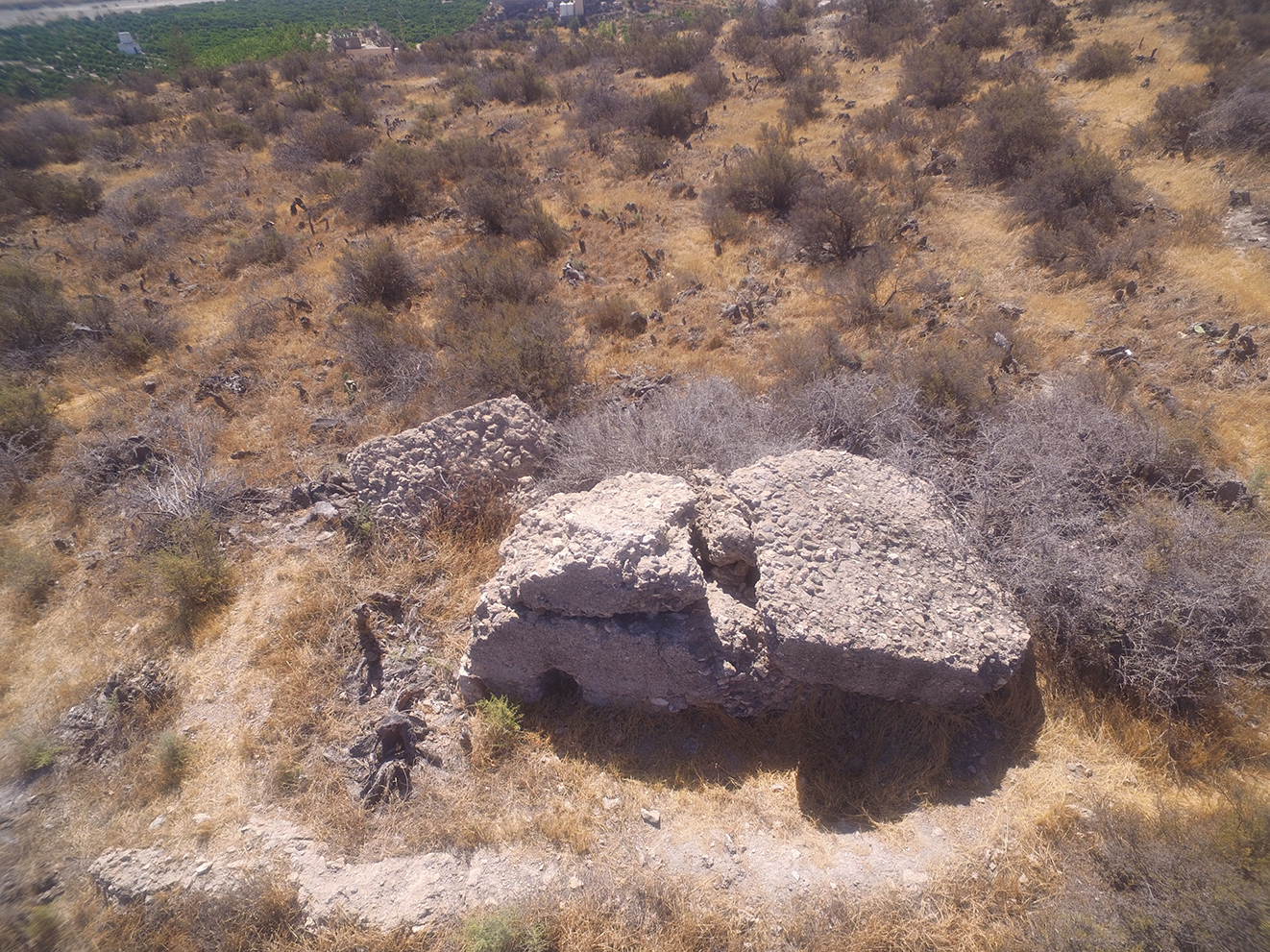Vista cercana de la posible cisterna. Nótese el orificio inferior en el cual podría situarse la salida del agua Vista cercana de la posible cisterna. Nótese el orificio inferior en el cual podría situarse la salida del agua