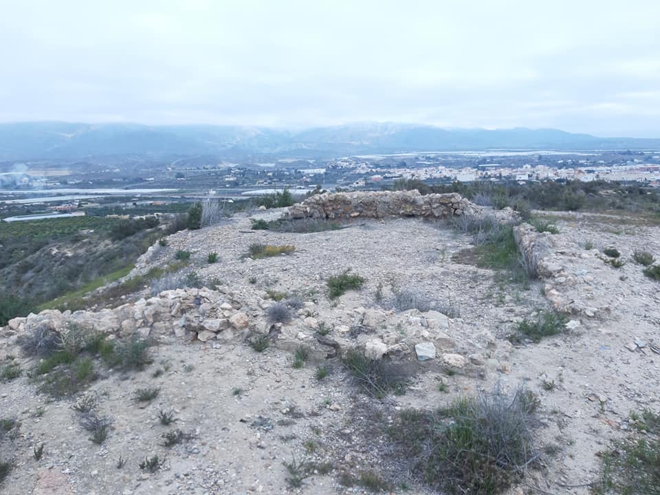 Restos de edificio excavado en el cerro del Paredón. Fotografía de Arturo Ortiz Restos de edificio en el cerro del Paredón. Fotografía de Arturo Ortiz