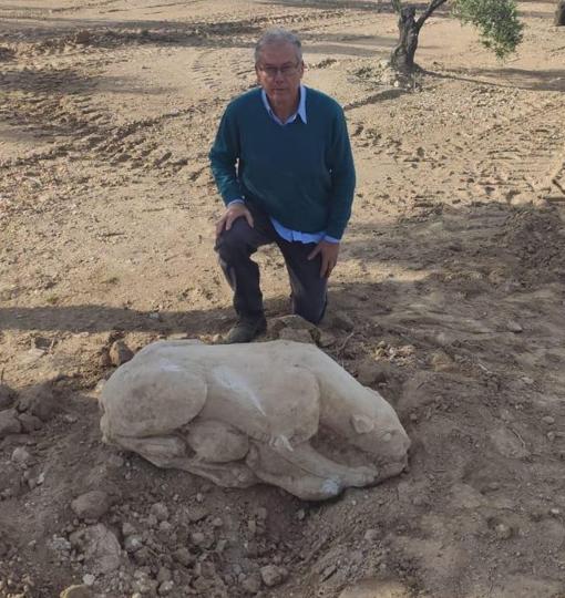 Gonzalo Crespo posa con la pieza que encontró bajo su olivar - J. P. abc.es Gonzalo Crespo posa con la pieza que encontró bajo su olivar - J. P. abc.es