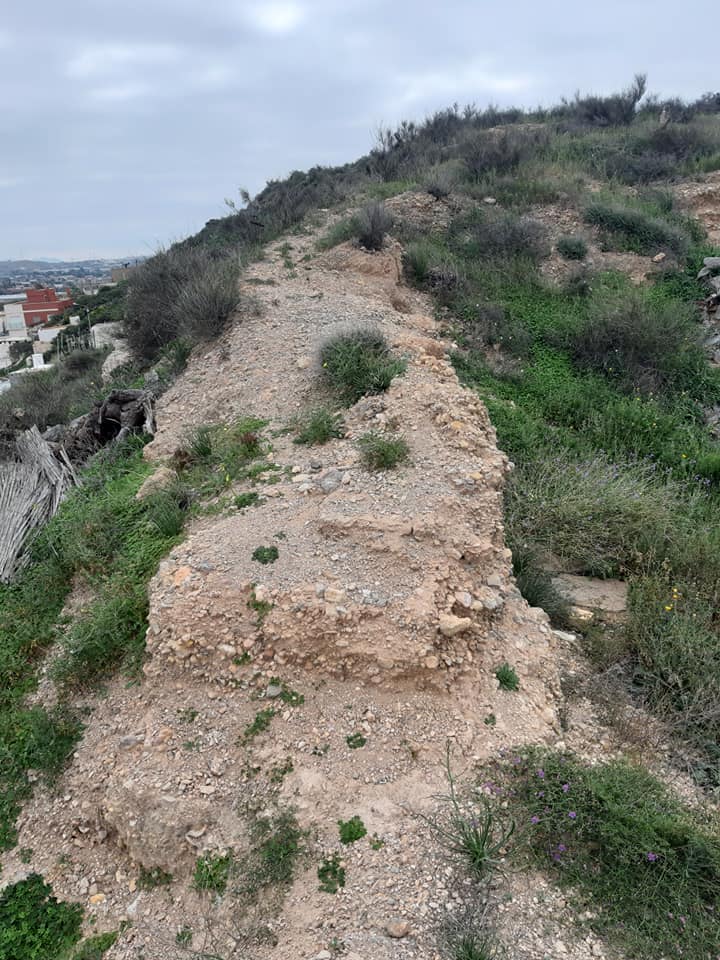 Posible tramo de muralla en el cerro del Paredón. Fotografía de Arturo Ortiz Posible tramo de muralla en el cerro del Paredón. Fotografía de Arturo Ortiz