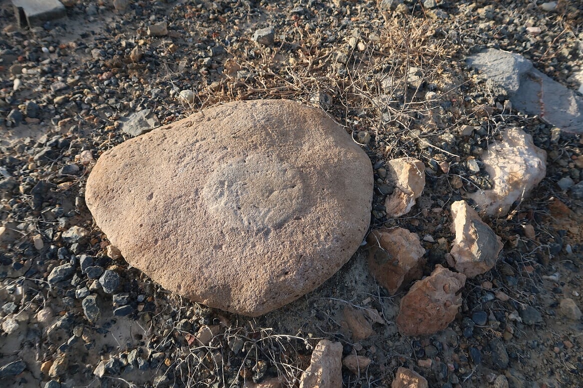 Piedra con posible forma circular labrada. Cerro de las Agüicas. El Chuche Piedra con posible forma circular labrada. Cerro de las Agüicas. El Chuche