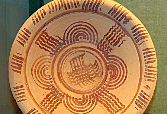 Plato íbero con decoración de tipo acuática o marítima Plato íbero con decoración de tipo acuática o marítima
