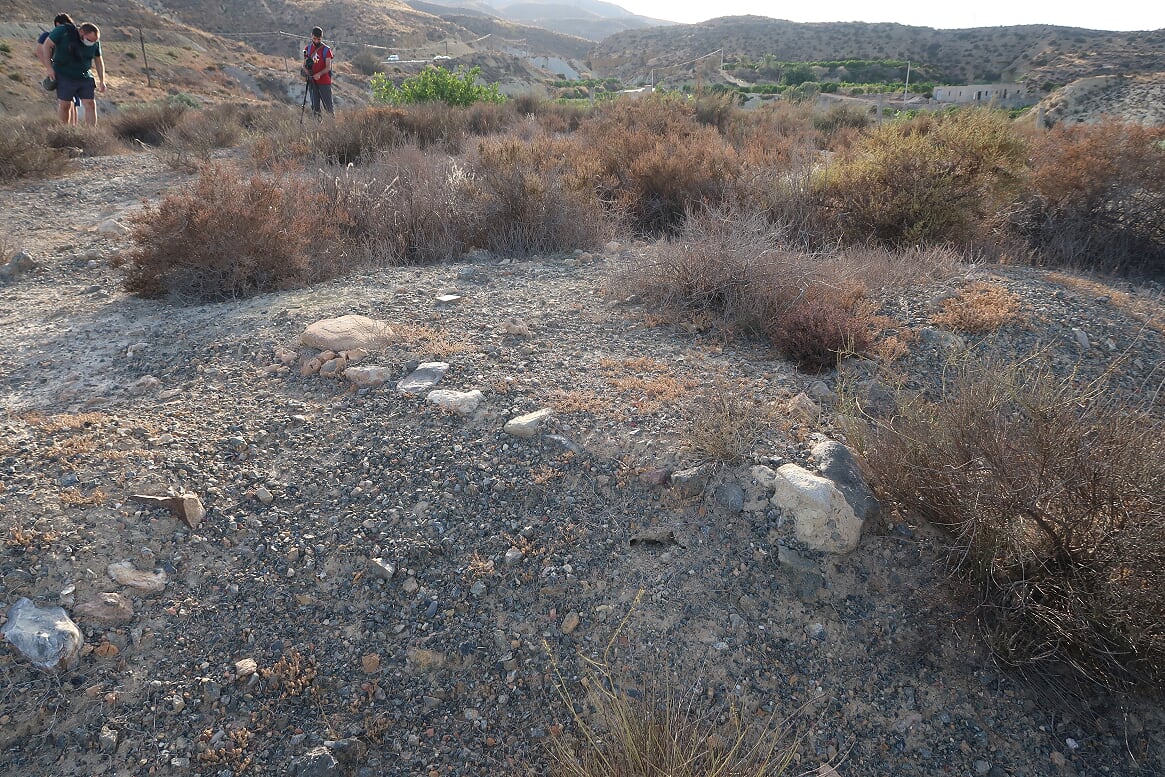 Restos de una posible edificación junto a piedra labrada. Cerro de las Agüicas Restos de una posible edificación junto a piedra posiblemente tallada. Cerro de las Agüicas