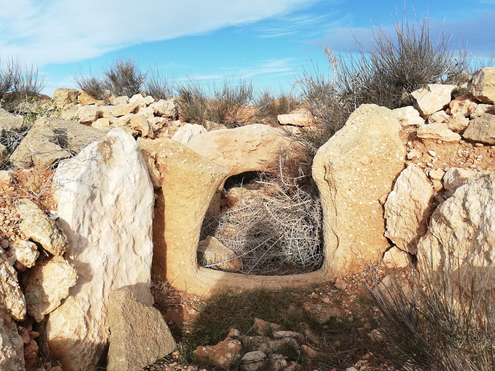 Sepultura tipo tholo en El Barranquete, Níjar - Fuente: Patrimonio Almeriense Pueblo a Pueblo Sepultura tipo tholo en El Barranquete, Níjar - Fuente: Patrimonio Almeriense Pueblo a Pueblo