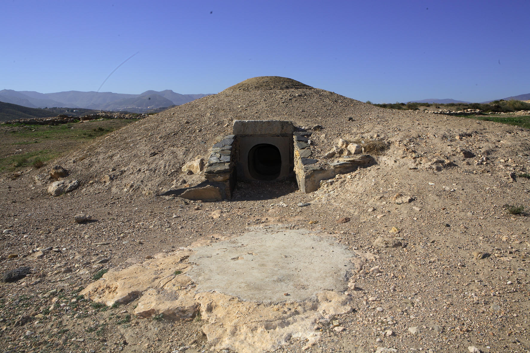 Sepultura de tipo tholo en la necrópolis de Los Millares. Cortesía de D. Gonzalo Aranda. Fotografía de Miguel A. Blanco de la Rubia Sepultura de tipo tholo en la necrópolis de Los Millares. Cortesía de D. Gonzalo Aranda