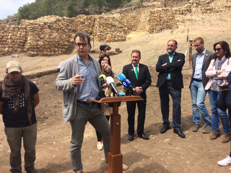 Roberto Risch, Carlos Velasco y autoridades en la Bastida, 2018. Fuente: turismo.tonana.es Roberto Risch, Carlos Velasco y autoridades en la Bastida, 2018. Fuente: turismo.tonana.es