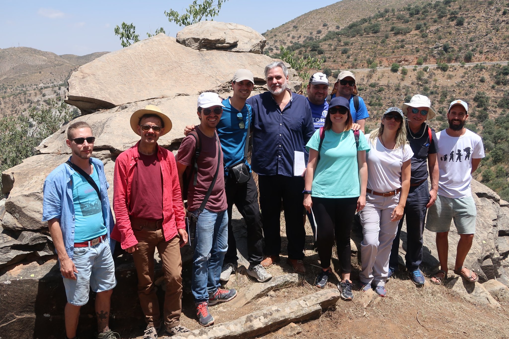 El equipo de la revista ARGARICA posa junto con Georgeos Díaz-Montexano y los asistentes a las I Jornadas Epigráficas celebradas en Almería. Piedra Labrá, Chercos El equipo de la revista ARGARICA posa junto con Georgeos Díaz-Montexano y los asistentes a las I Jornadas Epigráficas celebradas en Almería. Piedra Labrá, Chercos