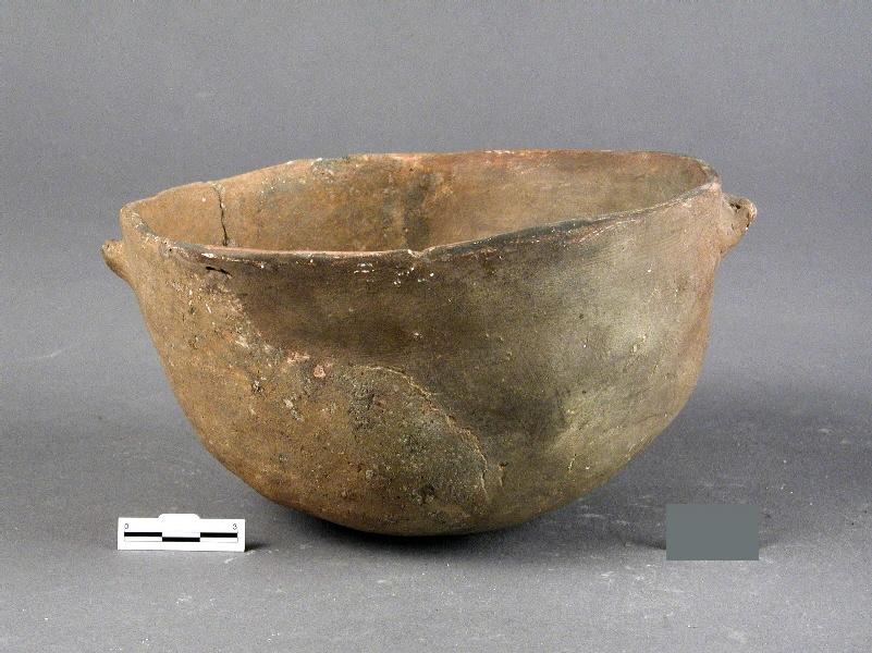 Cuenco calcolítico con dos pequeños mamelones en forma de asas. Museo de Almería Cuenco calcolítico con dos pequeños mamelones en forma de asas. Museo de Almería
