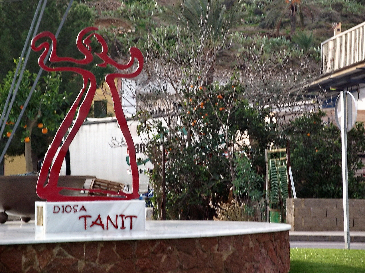Monumento a la diosa fenicio-púnica Tanit en la rotonda de entrada de El Chuche. Fuente: Blog Monumento a la diosa fenicio-púnica Tanit en la rotonda de entrada de El Chuche. Fuente: Blog
