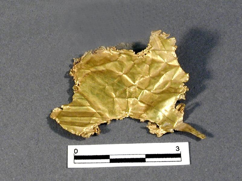 Fragmento de lámina delgada de oro batido. Cerro del Paredón. Museo de Almería Fragmento de lámina delgada de oro batido. Cerro del Paredón. Museo de Almería