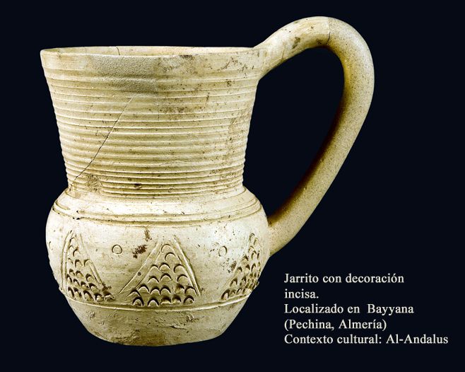 Jarrito doméstico de arcilla. Localizado en yacimiento de Bayyana (Pechina). Museo de Almería. Nótese la decoración de círculo-sol entre triángulos-montañas, similar a la del peine ibérico de El Chuche e incluso a cerámica calcolítica de Los Millares Jarrito doméstico de arcilla. Localizado en yacimiento de Bayyana (Pechina). Museo de Almería. Nótese la decoración de círculo-sol entre triángulos-montañas, similar a la del peine ibérico de El Chuche e incluso a cerámica calcolítica de Los Millares