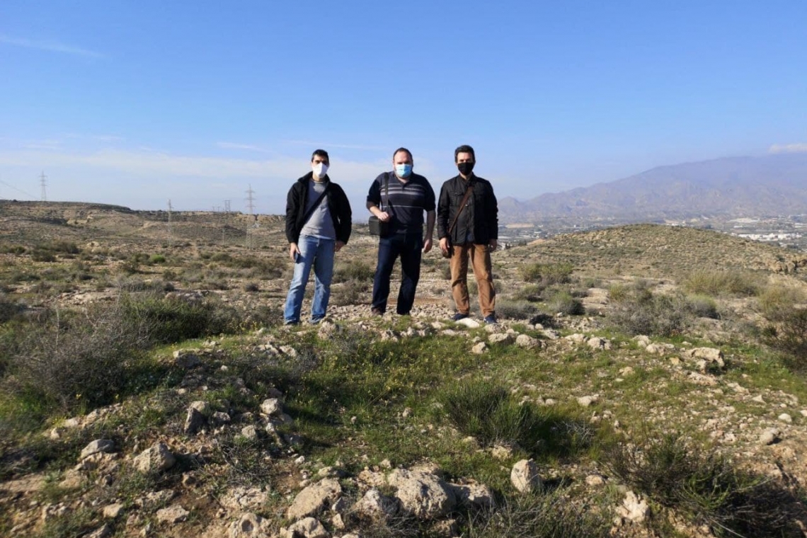 El equipo de Argarica  junto a una tumba tipo tholos en Huercal de Almeria