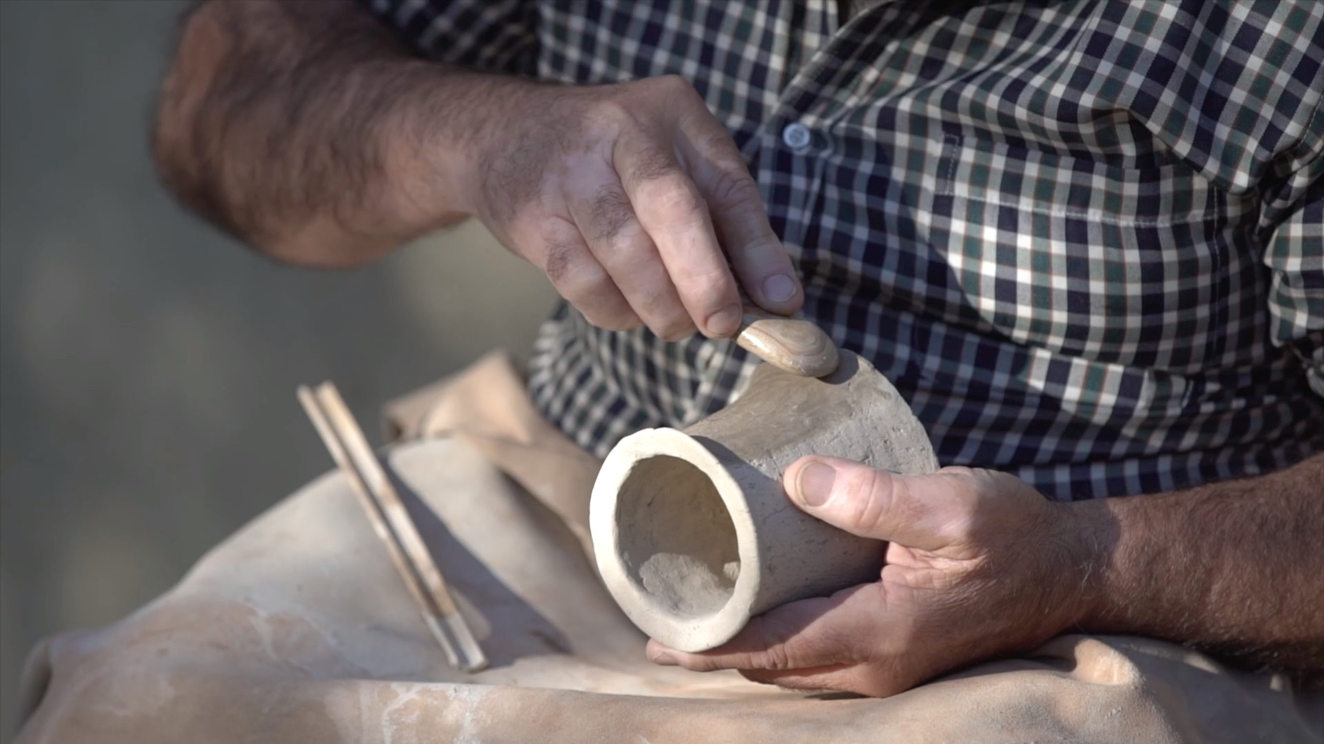 Artesano fabricando un vaso argárico - Artesano fabricando un vaso argárico -