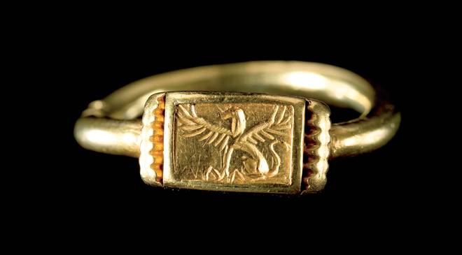 Anillo de oro tartésico con sello de grifo. Necrópolis de la Joya - Museo Provincial de Huelva/Ministerio de Cultura Anillo de oro tartésico con sello de grifo. Necrópolis de la Joya - Museo Provincial de Huelva/Ministerio de Cultura