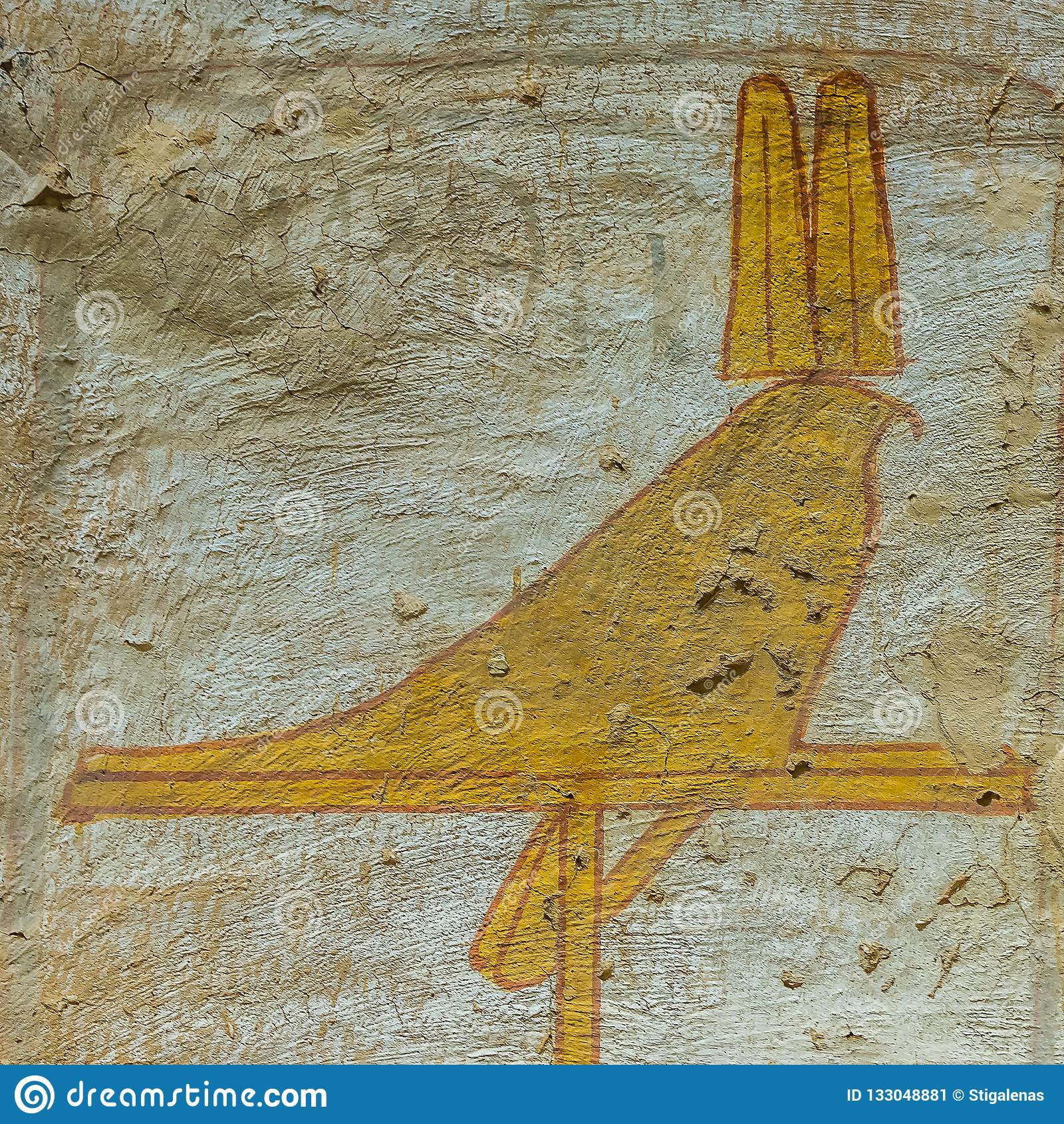 Jeroglífico del halcón Horus posado sobre una percha o estandarte. Una pared-pintura en el valle de los reyes, tumba del kilovoltio 14 de Seti II, Luxor, Egipto, 2018 Jeroglífico del halcón Horus posado sobre una percha o estandarte. Una pared-pintura en el valle de los reyes, tumba del kilovoltio 14 de Seti II, Luxor, Egipto, Ocktober 21, 2018