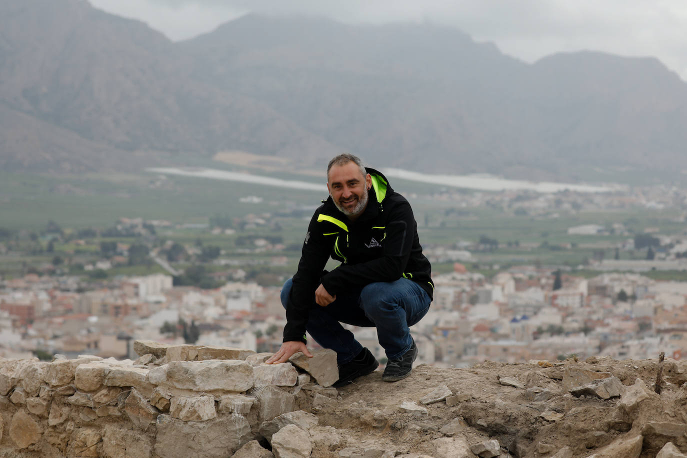 José Ángel Ocharán en la torre íbera de Santomera. Fuente: laverdad.es José Ángel Ocharán en la torre íbera de Santomera. Fuente: laverdad.es