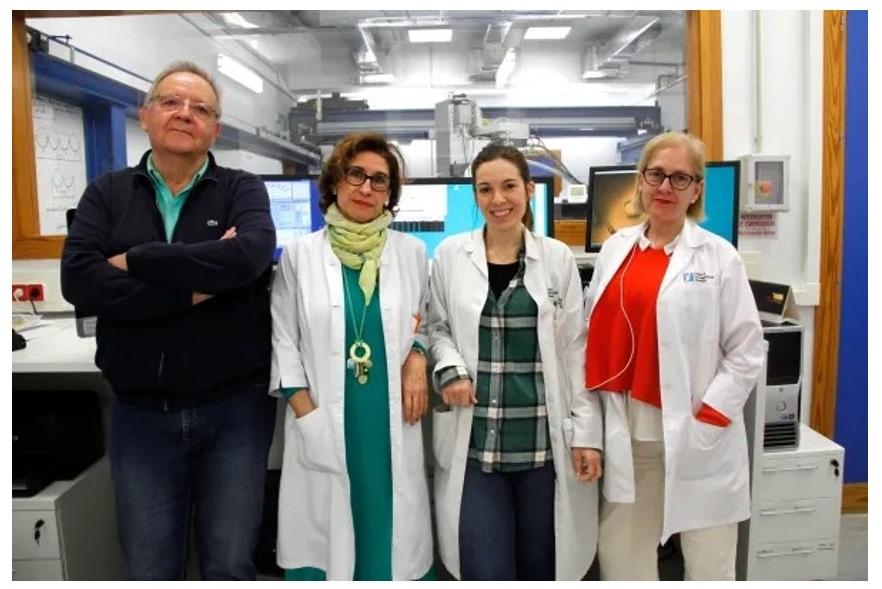 Fotografías del equipo de geocronología que ha llevado a cabo este trabajo, dirigido por Fernando Bea y Pilar González Montero, catedráticos de Mineralogía y Petrología de la Universidad de Granada. - canal.ugr.es Fotografías del equipo de geocronología que ha llevado a cabo este trabajo, dirigido por Fernando Bea y Pilar González Montero, catedráticos de Mineralogía y Petrología de la Universidad de Granada.