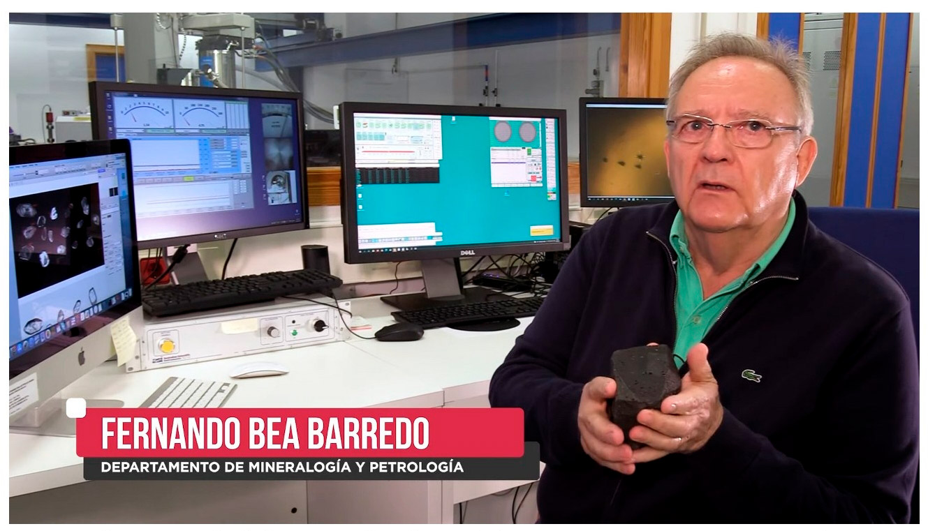 El Dr. Fernando Bea Barredo de la UGR explicando una de las rocas continentales que pertenecería a ese micro-continente o isla que se habría hundido catastróficamente en algún momento de la prehistoria humana, lo cual daría origen a la logografía (leyenda histórica) de la Atlántida - Fuente: https://youtu.be/_6gYh2KRKB8 Fernando Bea muestra uno de los minerales objeto del estudio