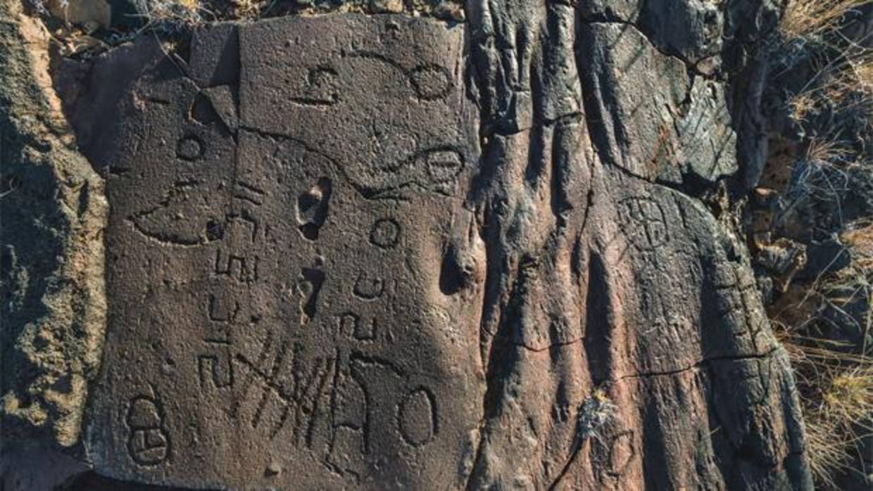 Inscripción líbico-bereber (tifinagh) en Canarias, isla de Hierro / abc.com Inscripción líbico-bereber (tifinagh) en Canarias, isla de Hierro / abc.com