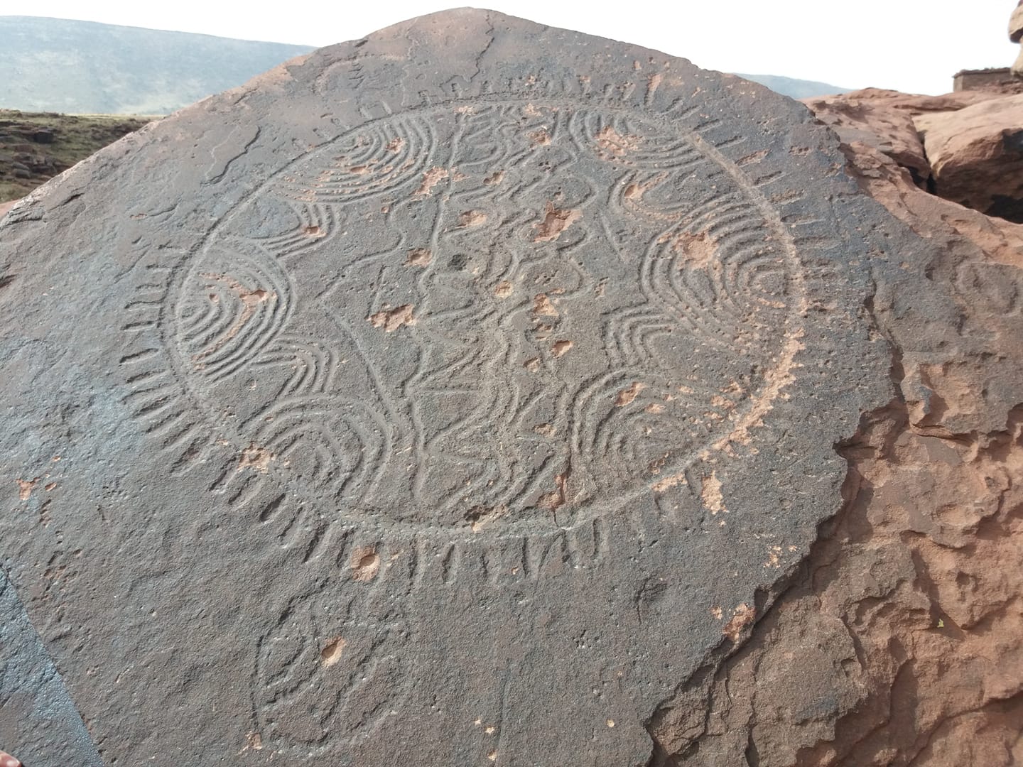 Grabado rupestre del Plateau Yagour. También Heródoto antes que Platón menciona a los 'atlantes' como uno de los pueblos libios que habitaban el Norte de África y de quienes el monte Atlas tomó su nombre. Por su parte Diodoro Sículo dedica a los 'atlantes' varios párrafos en su libro tercero de la Biblioteca. En ese pasaje se dice que son los más civilizados del norte de África, que moran en grandes ciudades y que entre ellos, al borde del Océano, nacieron los dioses / Fuente: Les Gravures Rupestres De Plateau Yagour (web de facebook) Grabado rupestre del Plateau Yagour. También Diodoro Sículo dedica a los 'atlantes' varios párrafos en su libro tercero de la Biblioteca. En ese pasaje se dice que son los más civilizados del norte de África, que moran en grandes ciudades y que entre ellos, al borde del Océano, nacieron los dioses / Fuente: Les Gravures Rupestres De Plateau Yagour (web de facebook)