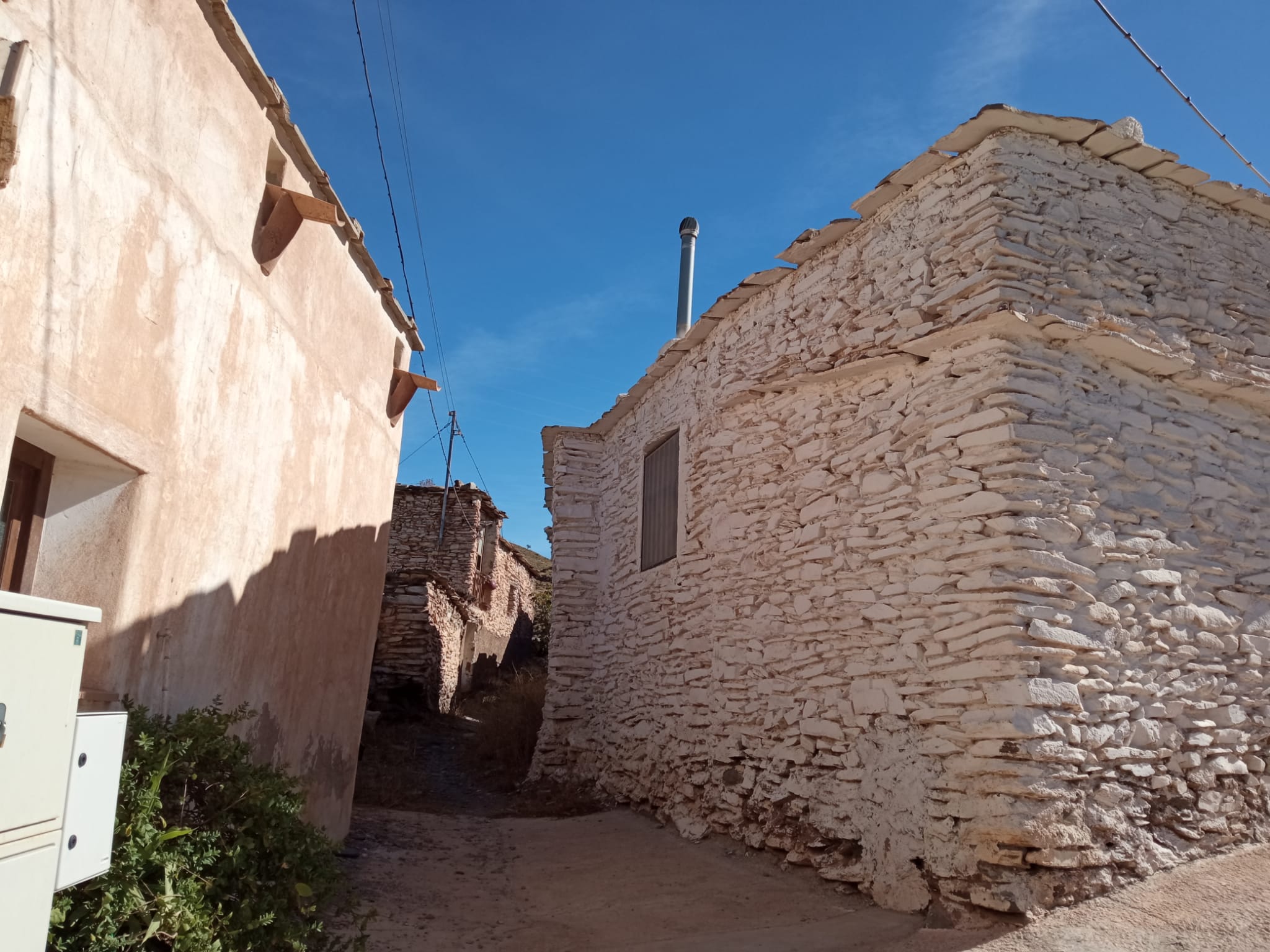 Observamos la técnica de construcción tradicional con piedra y pizarra. Pedanía de Los Milanes, Abla Observamos la técnica de construcción tradicional con piedra y pizarra. Pedanía de Los Milanes, Abla