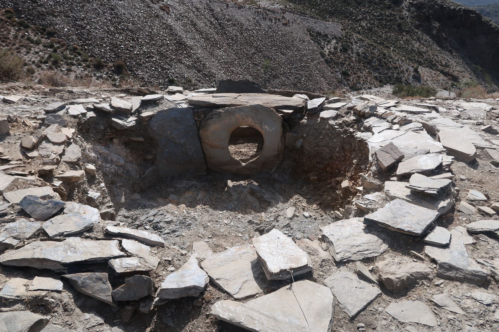 Sepultura 2. Destaca por la perfecta conservación de el orificio de entrada circular tallado en dos lajas de piedra Sepultura 2. Destaca por la perfecta conservación de el orificio de entrada circular tallado en dos lajas de piedra