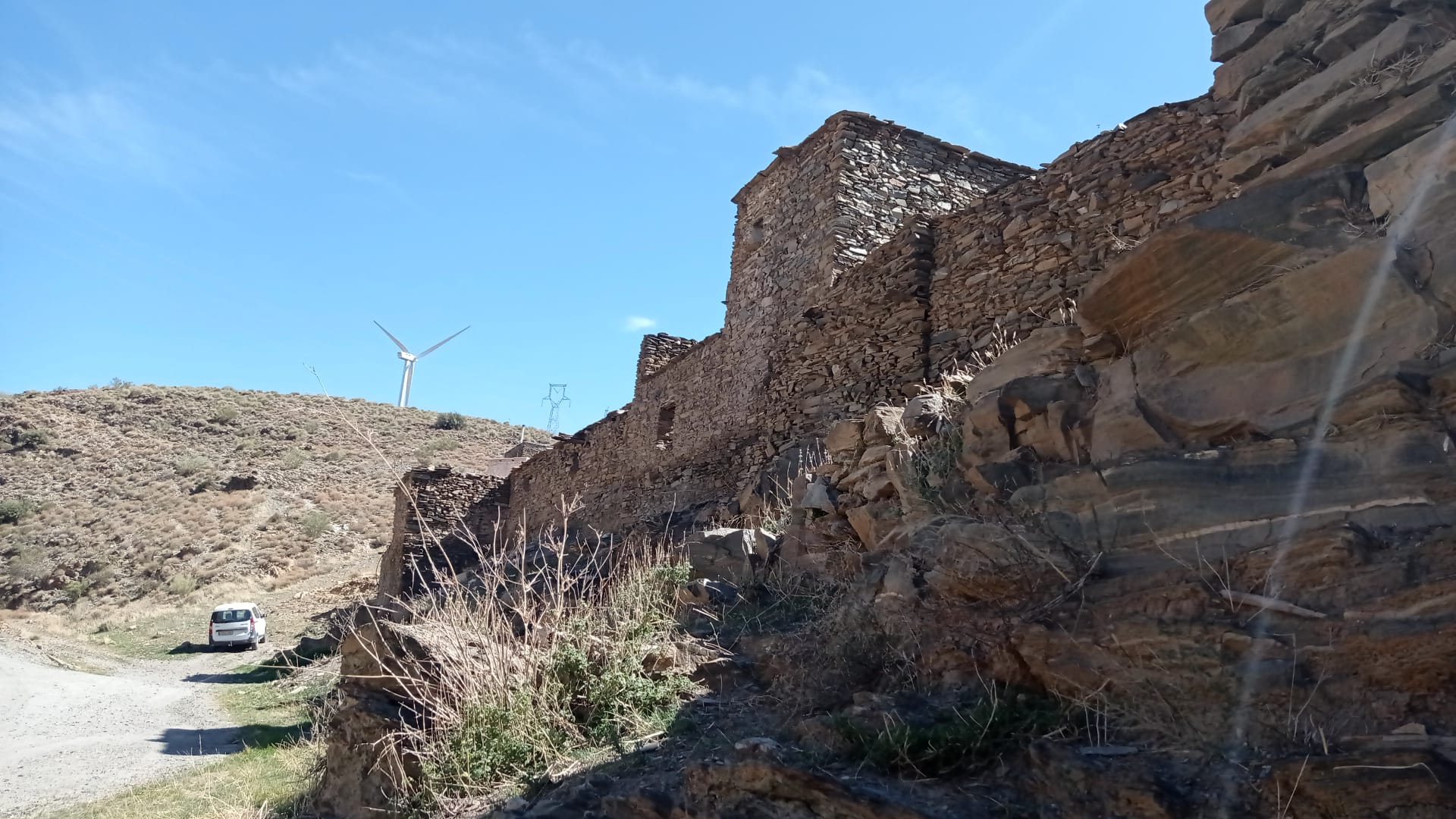 La pedanía de Los Milanes, perteneciente al municipio de Abla. Viviendas tradicionales de piedra y pizarra La pedanía de Los Milanes, perteneciente al municipio de Abla. Viviendas tradicionales de piedra y pizarra