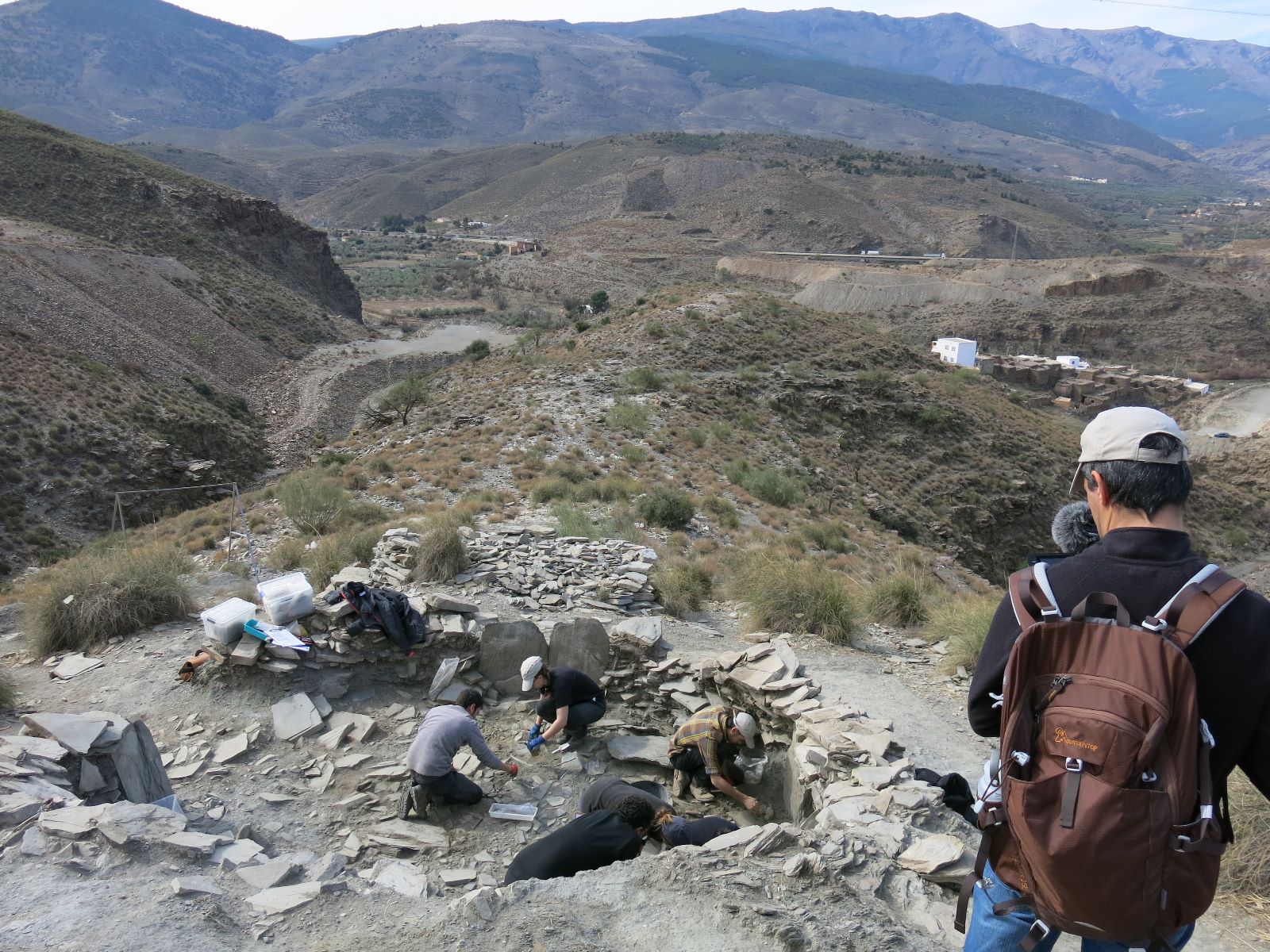 Panoramica general del yacimiento de Los Milanes. La necrópolis está compuesta de un total de 18 sepulturas de las que 3 ya se han excavado Panoramica general del yacimiento de Los Milanes. La necrópolis está compuesta de un total de 18 sepulturas de las que 3 ya se han excavado