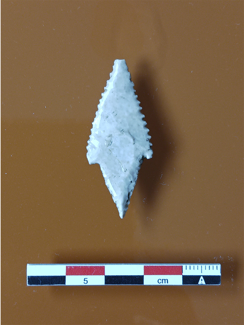 Punta de flecha pedunculada hallada en la excavación. Fuente: Grupo de investigación GEA Punta de flecha pedunculada hallada en la excavación. Fuente: Grupo de investigación GEA