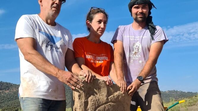 El quipo descubridor en el yacimiento de Cañaveral de León - Fuente: huelvainformacion.es El quipo descubridor en el yacimiento de Cañaveral de León - Fuente: huelvainformacion.es