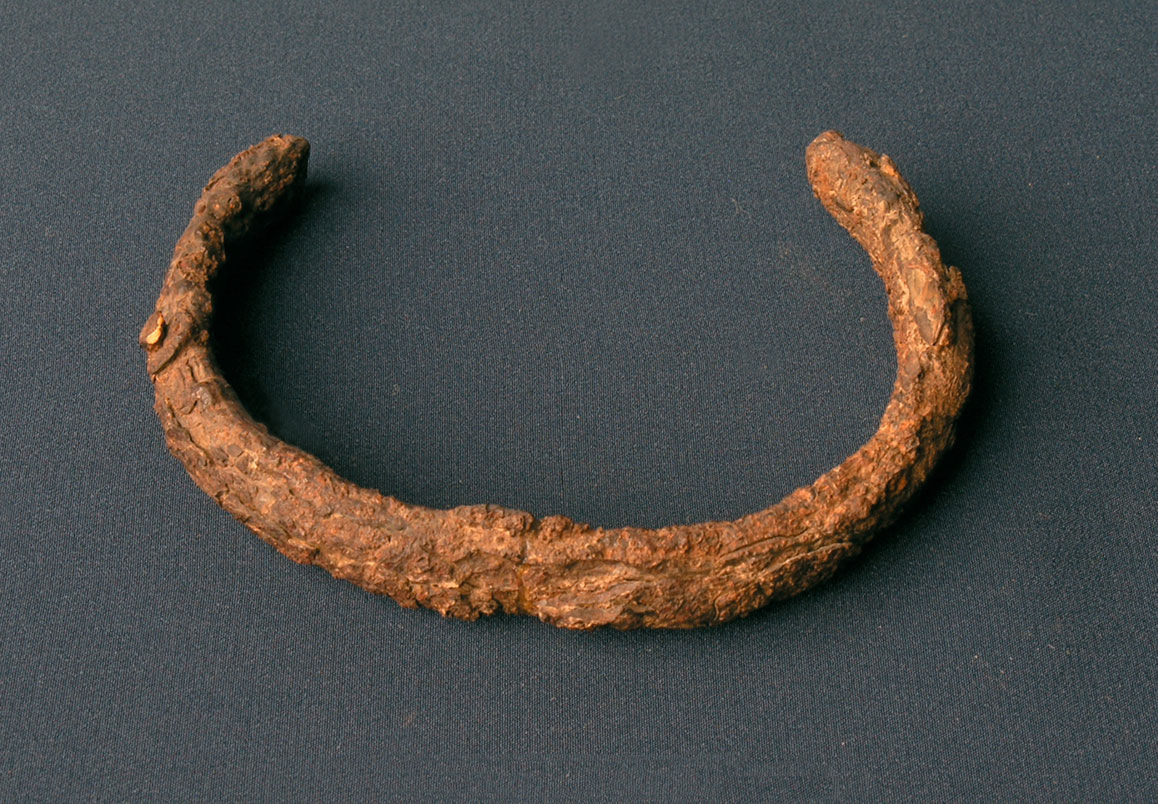 Brazalete de hierro. Fotografía Museo de Villena (Alicante). Sin escala, diámetro máximo 8,5 cm. Brazalete de hierro. Fotografía Museo de Villena (Alicante). Sin escala, diámetro máximo 8,5 cm.